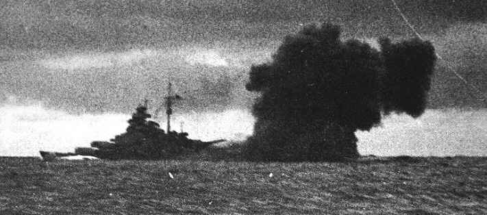 Bismarck beim Feuern auf die Hood